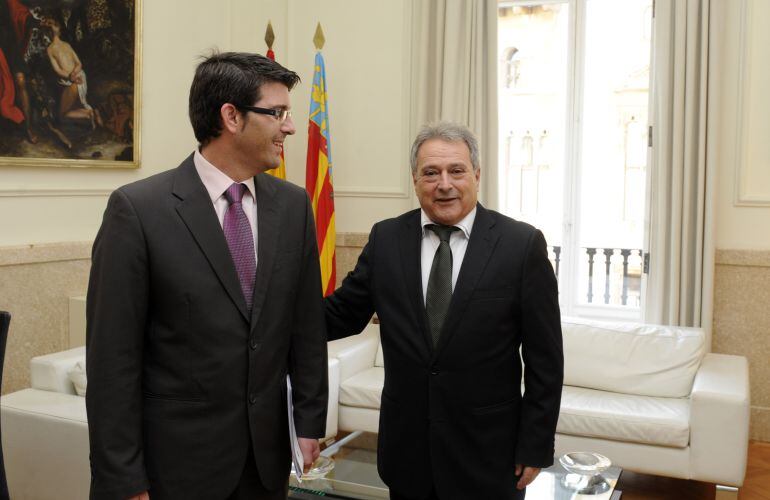 Alfonso Rus, anterior presidente de la Diputación de Valencia, recibe al alcalde de Ontinyent, el socialista Jorge Rodriguez y sucesor de Rus en una foto de archivo. 04/01/12