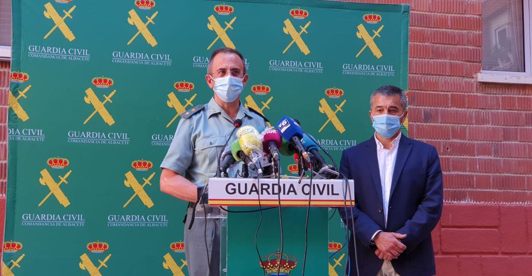 El teniente coronel jefe de la Comandancia de la Guardia Civil de Albacete, Jesús Manuel Rodrigo, y, a la derecha, el subdelegado de Gobierno, Miguel Juan Espinosa en la Comandancia de la Guardia Civil (Albacete)