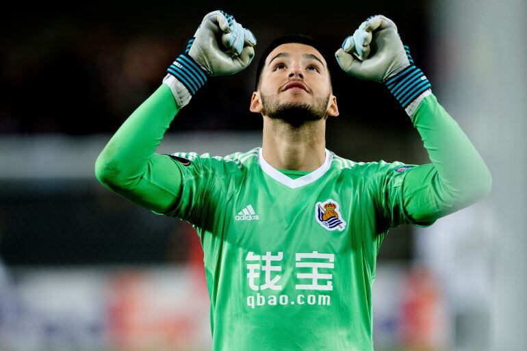 Rulli celebrando la victoria en un partido con la Real