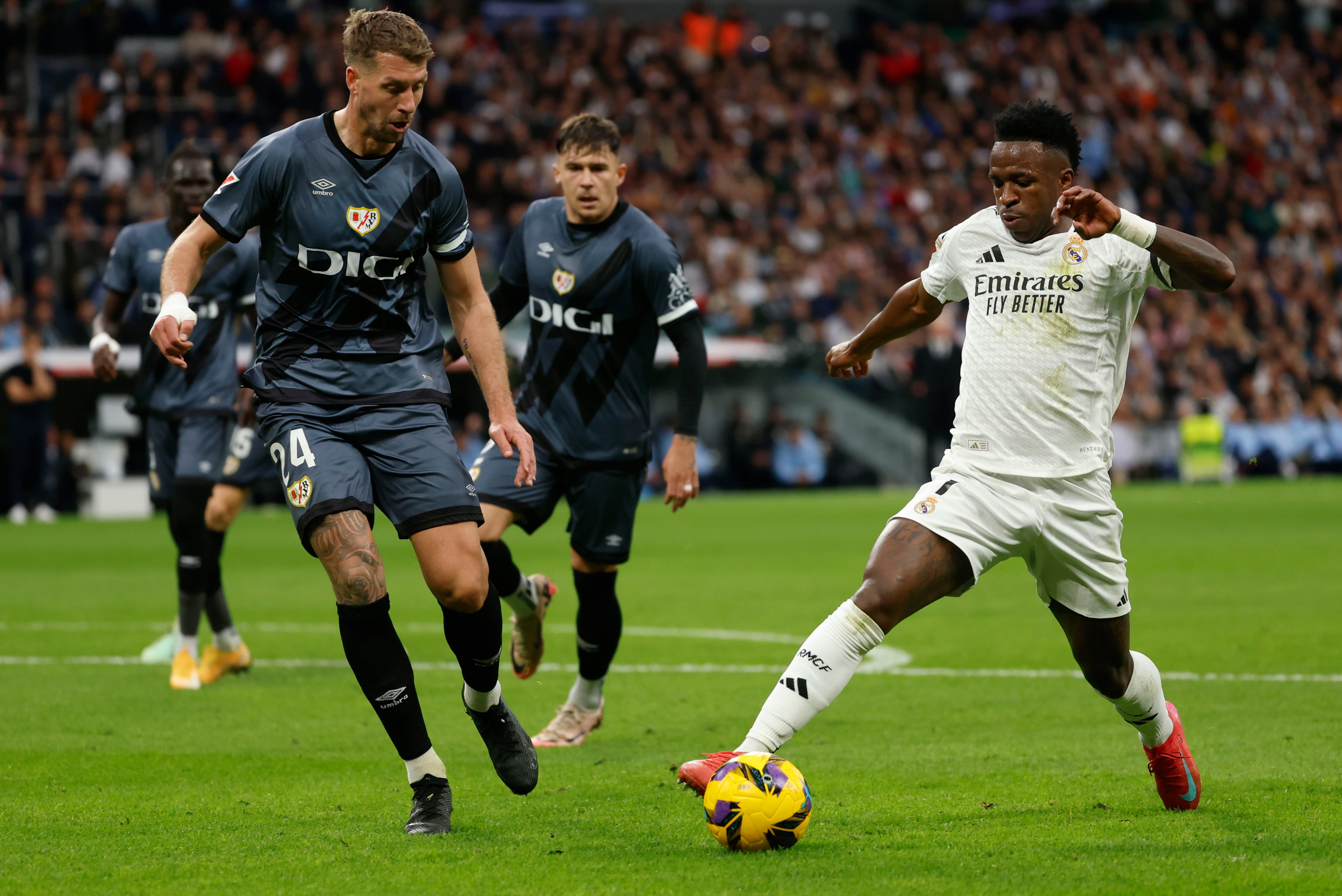 MADRID, 09/03/2025.- El delantero del Real Madrid Vinicius Jr (d) ante Florian Lejeune (i), del Rayo, durante el partido de la jornada 27 de LaLiga EA Sports entre el Real Madrid y el Rayo Vallecano este domingo en el Santiago Bernabéu. EFE/Mariscal
