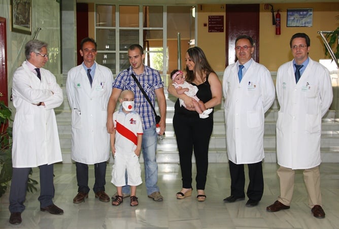 Antonio y sus padres, junto al equipo médico que ha llevado su caso.