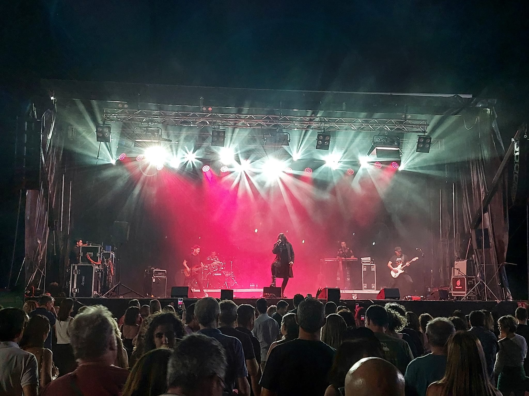 La edad de oro del pop español durante su concierto en el festival 90 Años Juntos Radio Gandia.