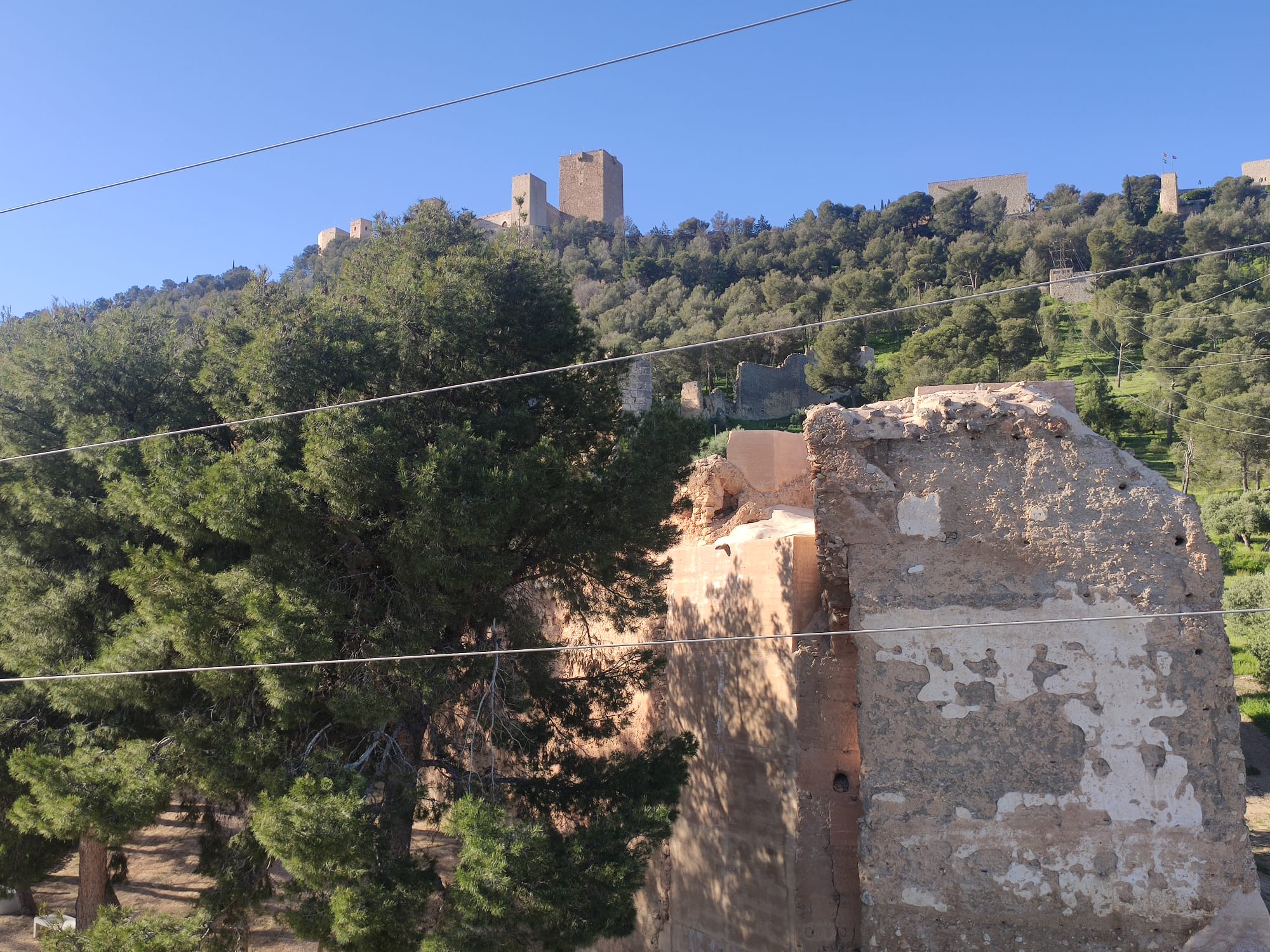 Vistas de la Muralla Norte y el Castillo de Santa Catalina desde el nuevo mirador