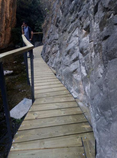 Uno de los tramos de la pasarela sobre el río Cuadros