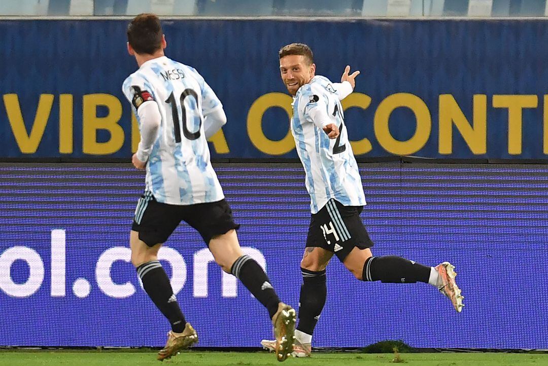 El Papu Gómez celebra junto a Leo Messi un gol