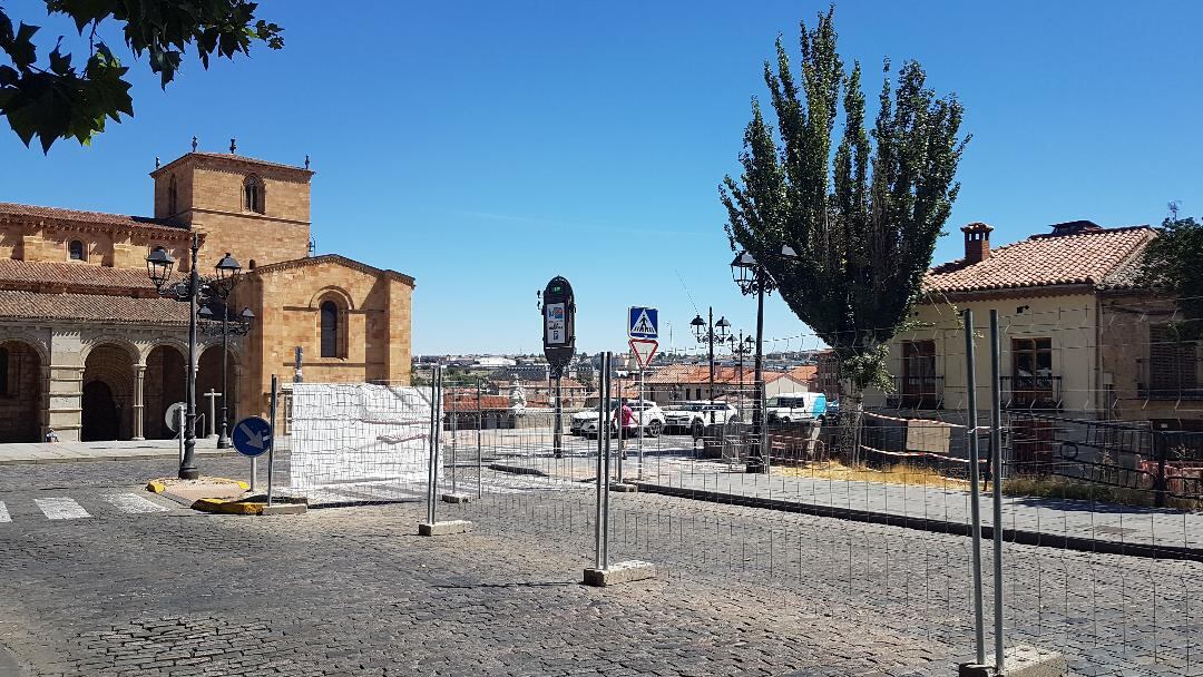 Se ha cortado al tráfico un tramo de la calle Eduardo Marquina en su confluencia con la calle San Segundo