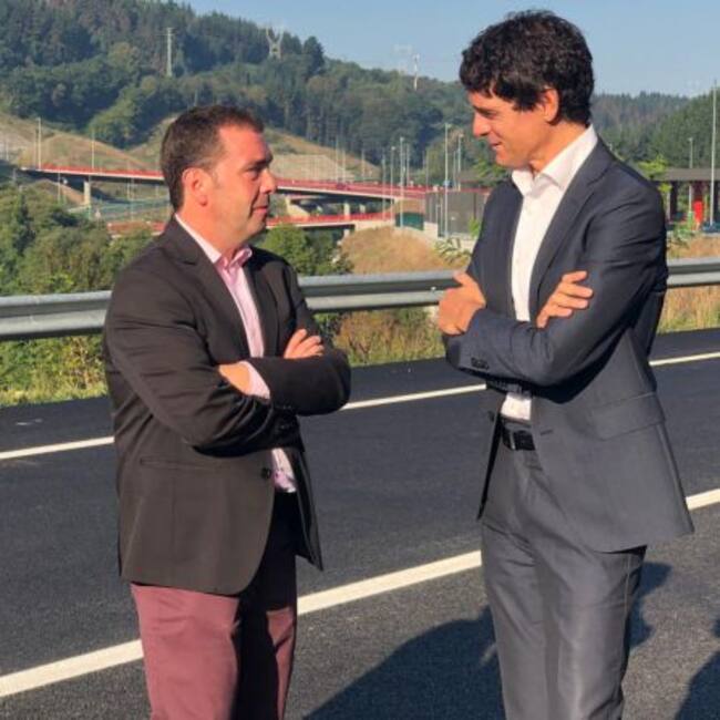 Juan Carlos Abascal, a la izquierda, conversa con Unai Rementería