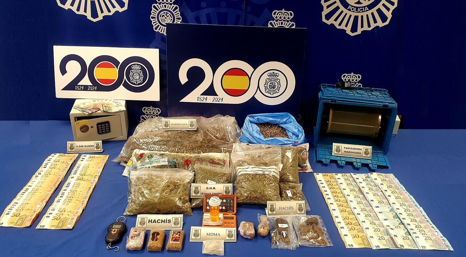 Droga, dinero y material intevenido por la Policía Nacional