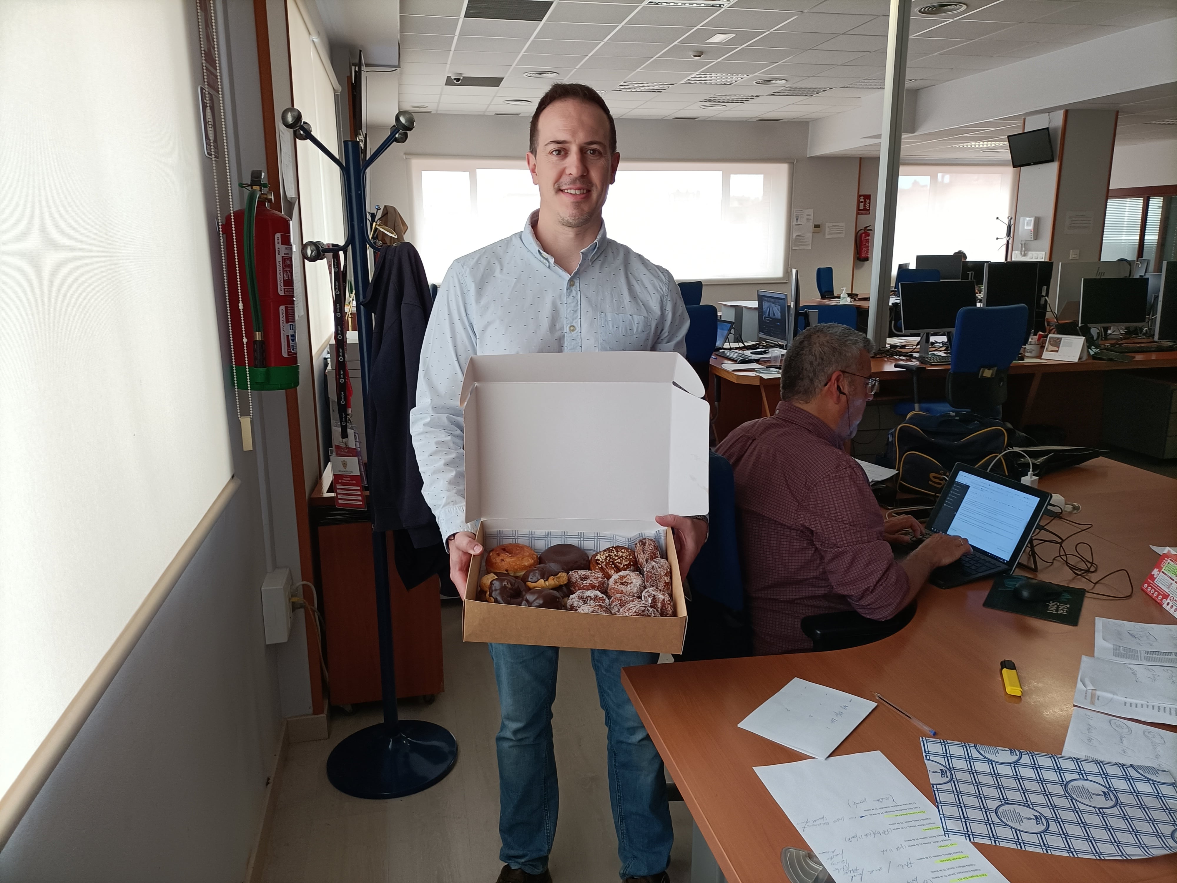 Diego mostrando solo una muestra de todo lo que tiene en la cafetería de DICEL