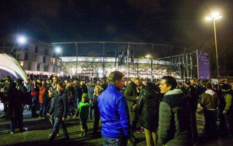 Aficionados salen del estadio IDH Arena en Hannover