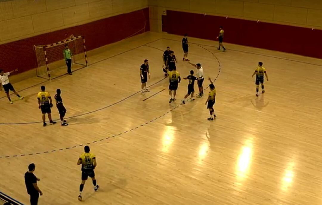 Imagen de una jugada de ataque del BlasGon y Bodegas Ceres en la Ciudad Deportiva.