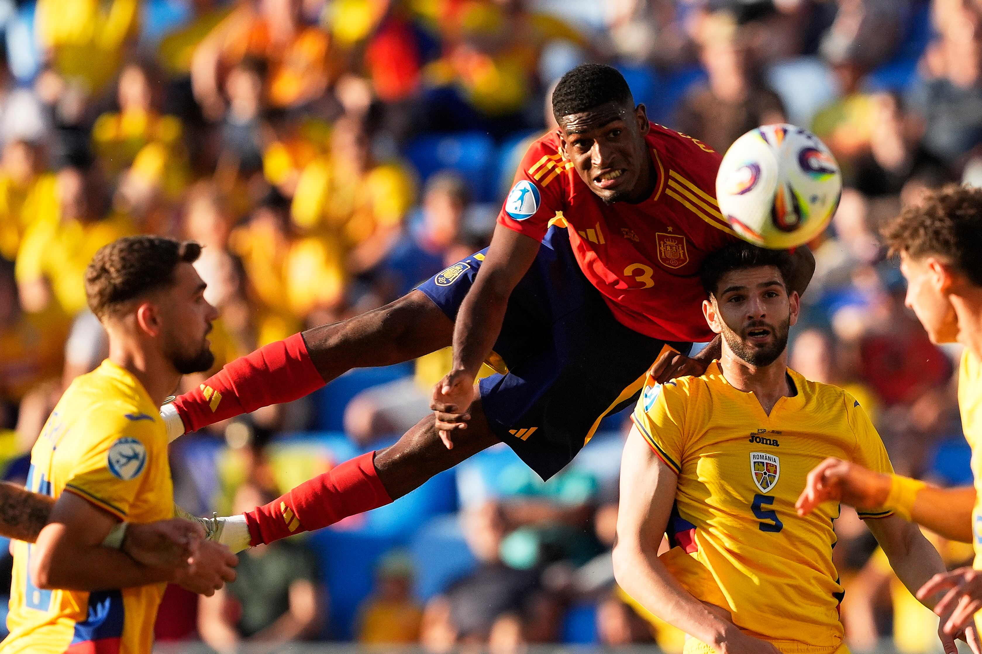 BRATISLAVA (ESLOVAQUIA), 14/06/2025.- El defensa de la selección española christhian Mosquera (c) salta a por un balón con Ümit Akdag (d), de Rumanía, durante el partido del Europeo sub-21 que España y Rumanía has disputado este sábado en el Estadio Nacional de Bratislava. EFE/RFEF SÓLO USO EDITORIAL, PERMITIDO SU USO SÓLO EN RELACIÓN A LA INFORMACIÓN QUE APARECE EN EL PIE DE FOTO (CRÉDITO OBLIGATORIO)