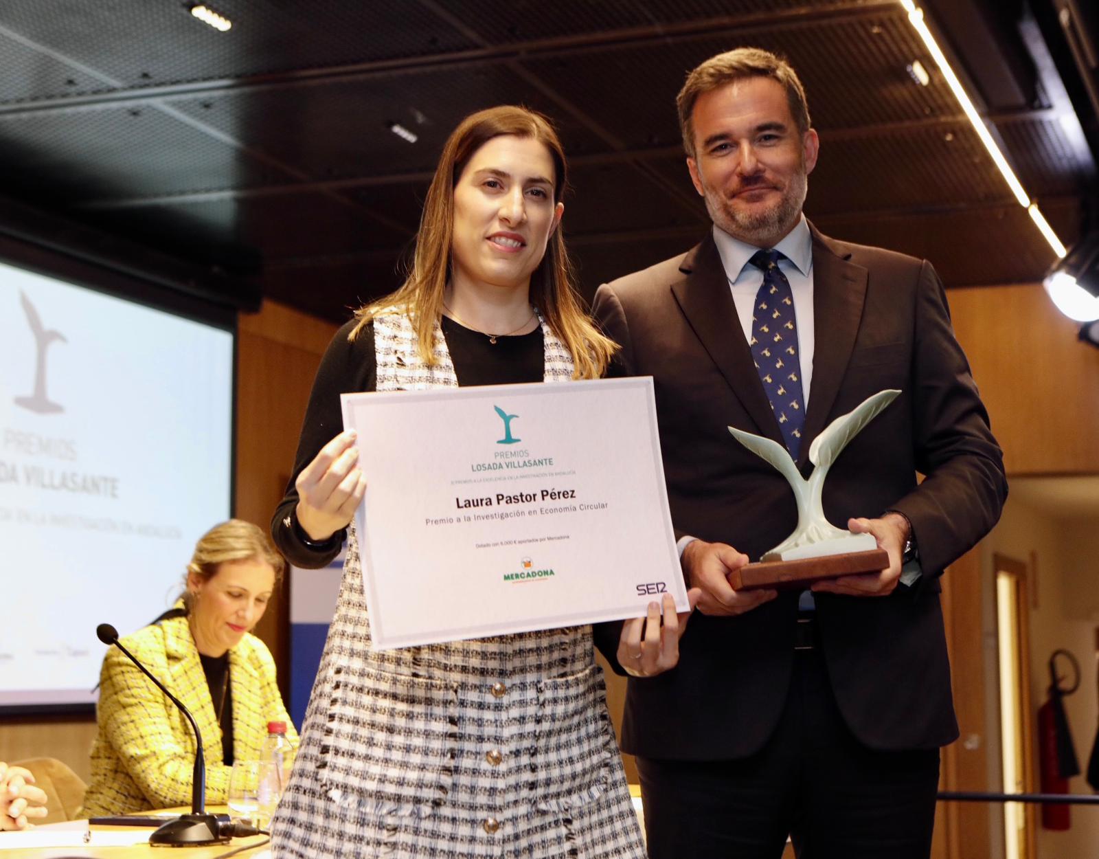 Laura Pastor Pérez  recibe su premio de manos de Diego Ortiz, director del Relaciones Externas de Mercadona en Andalucía