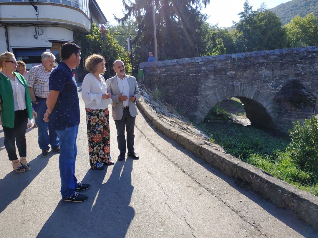 El pedáneo, la alcaldesa y el presidente de la COnfederación, José Antonio Quiroga