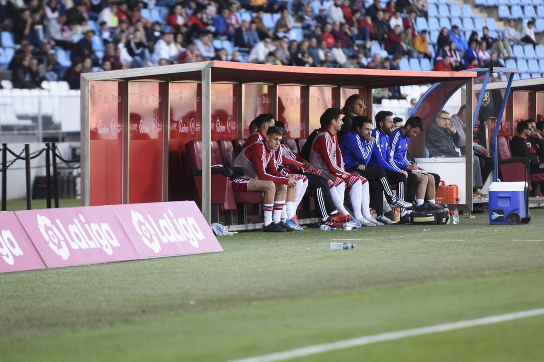 Iván Barbero en el banquillo durante el Almería-Fuenlabrada.