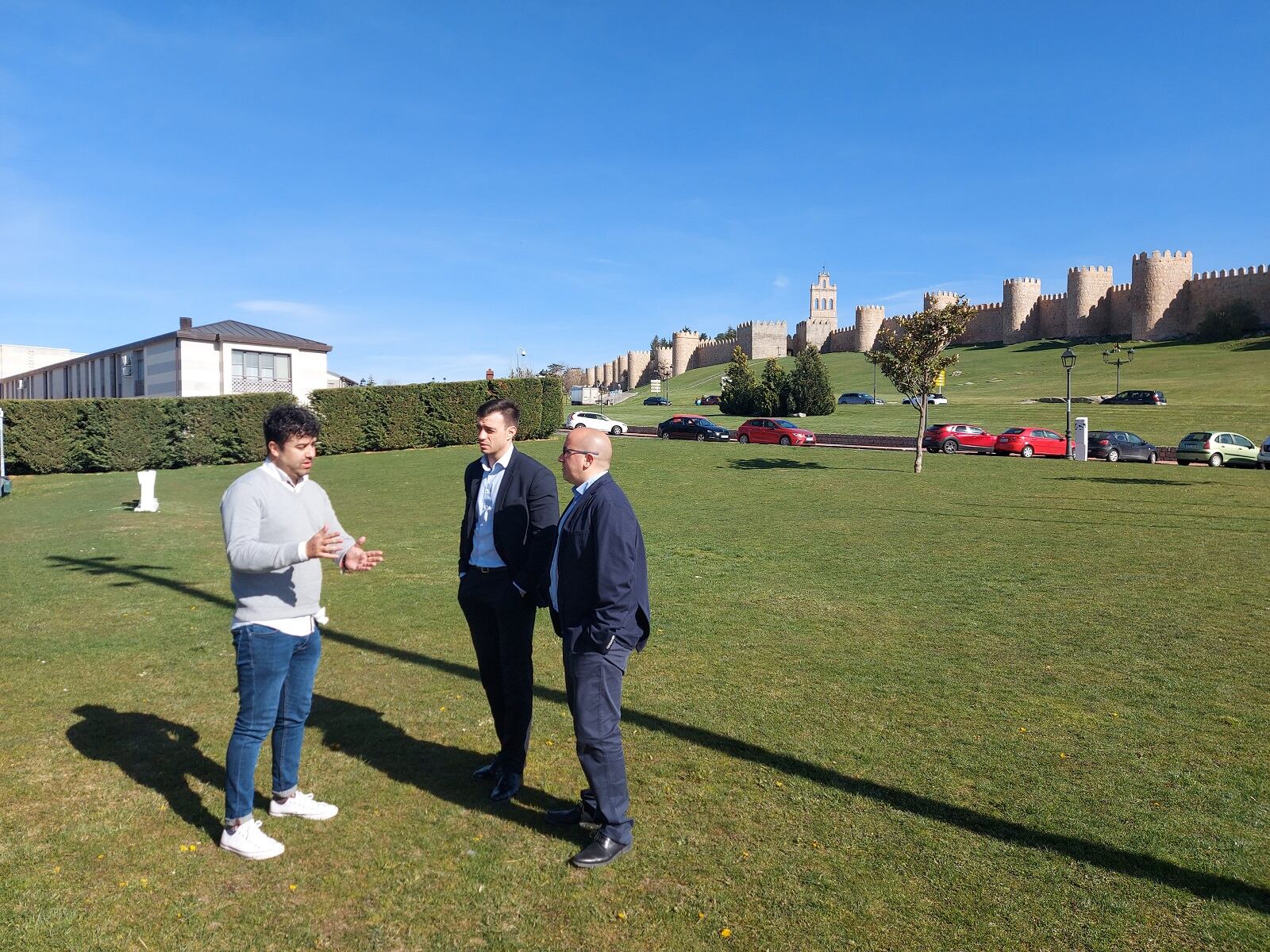 El director general del Real Ávila, Carlos González (i), conversa con los representantes del nuevo grupo inversor