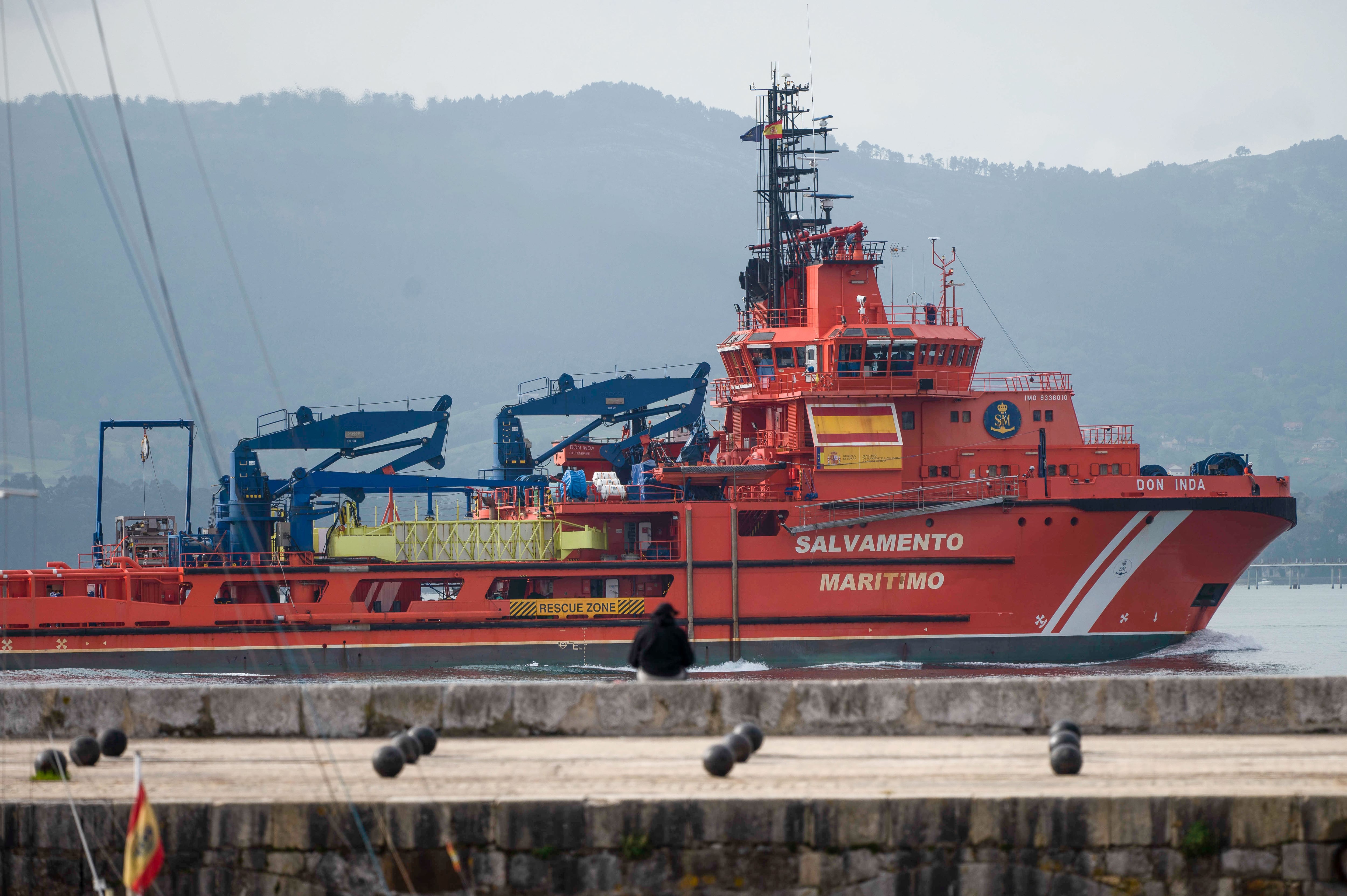 SANTANDER, 11/04/2023.- El buque Don Inda de Salvamento Marítimo regresa al puerto de Santander este martes tras suspender la búsqueda del marinero del pesquero Vilaboa Uno por las malas condiciones del mar. EFE/Pedro Puente Hoyos
