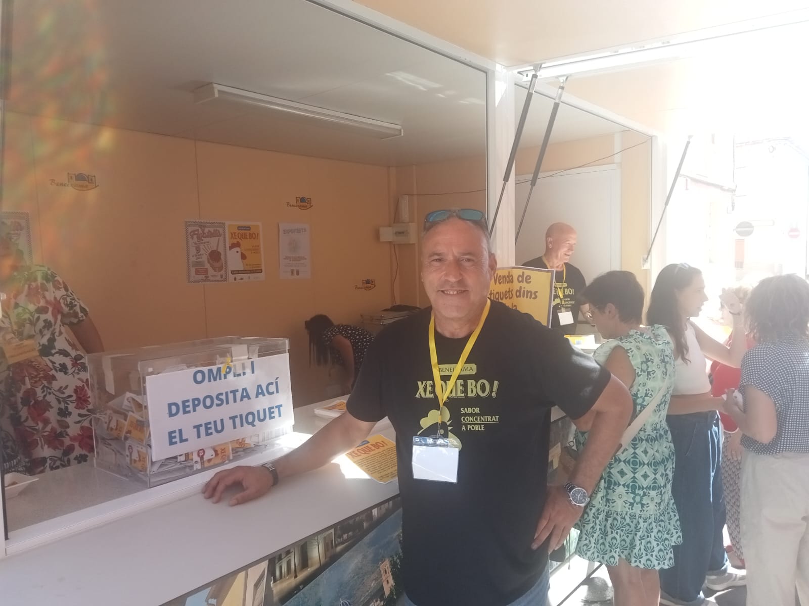 Vicente Ibañez, alcalde de Beneixama, junto al stand municipal