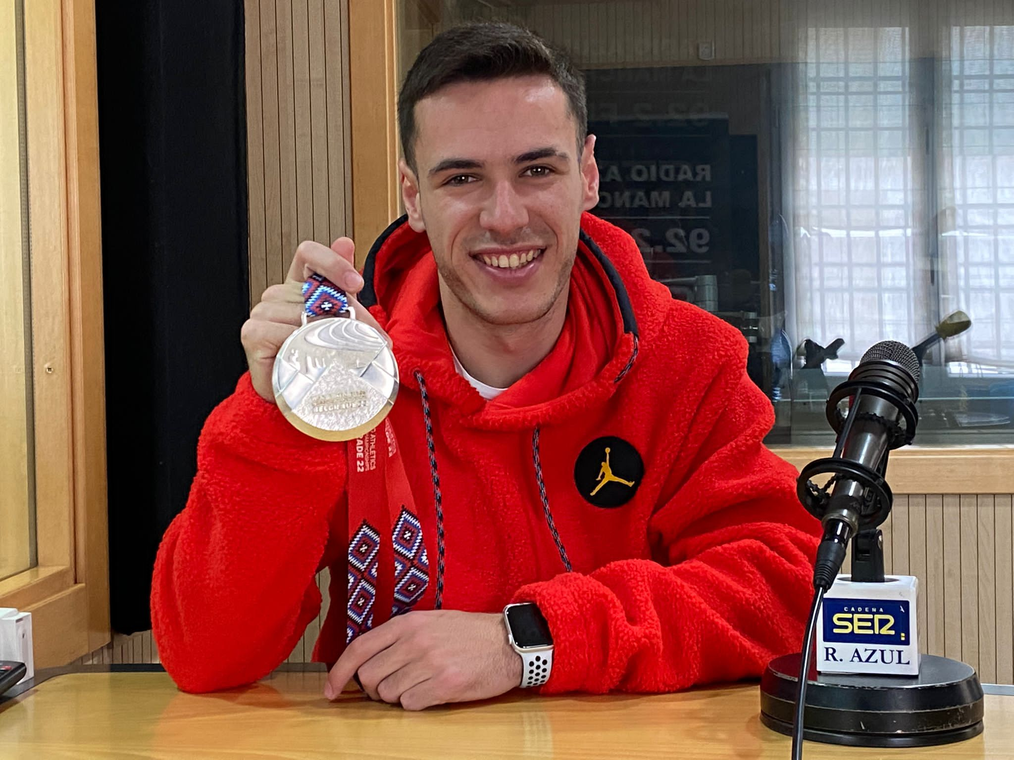 Manuel Guijarro, subcampeón del mundo en 4x400 relevos, con la medalla de plata