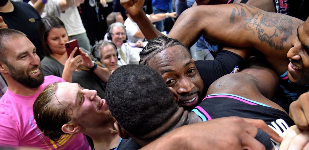 Dwyane Wade celebra junto a sus compañeros la victoria ante los Warriors