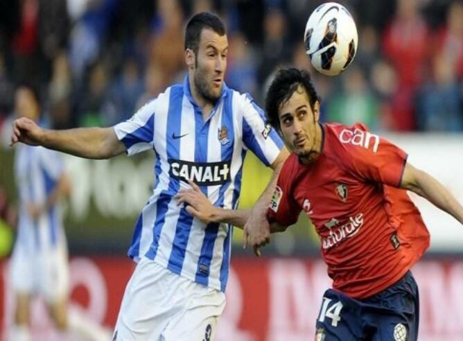 Imanol Agirretxe lucha una balon ante Arribas de Osasuna