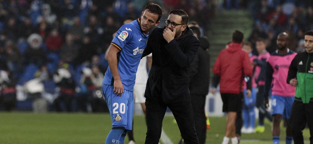 Maksimovic (i) recibe instrucciones de Pepe Bordalás durante un encuentro de esta temporada.