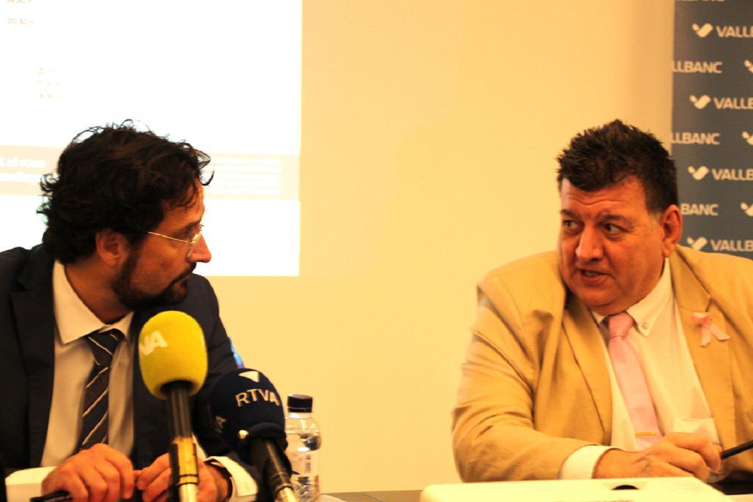 El director de gestió de persones de Vall Banc, Marc Cornella, i el president d'Assandca, Josep Saravia, durant la roda de premsa d'aquest dilluns.