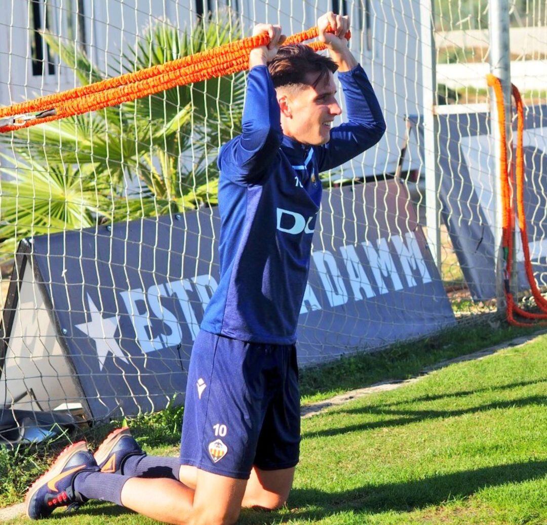 Juanto Ortuño trabaja en las instalaciones de Marina d'Or