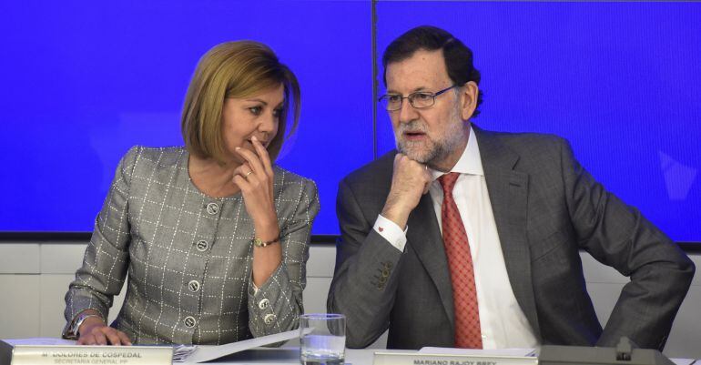 El presidente del Gobierno en funciones y presidente del PP, Mariano Rajoy, conversa con la secretaria general del partido, María Dolores de Cospedal, durante la reunión del Comité Ejecutivo Nacional del PP.