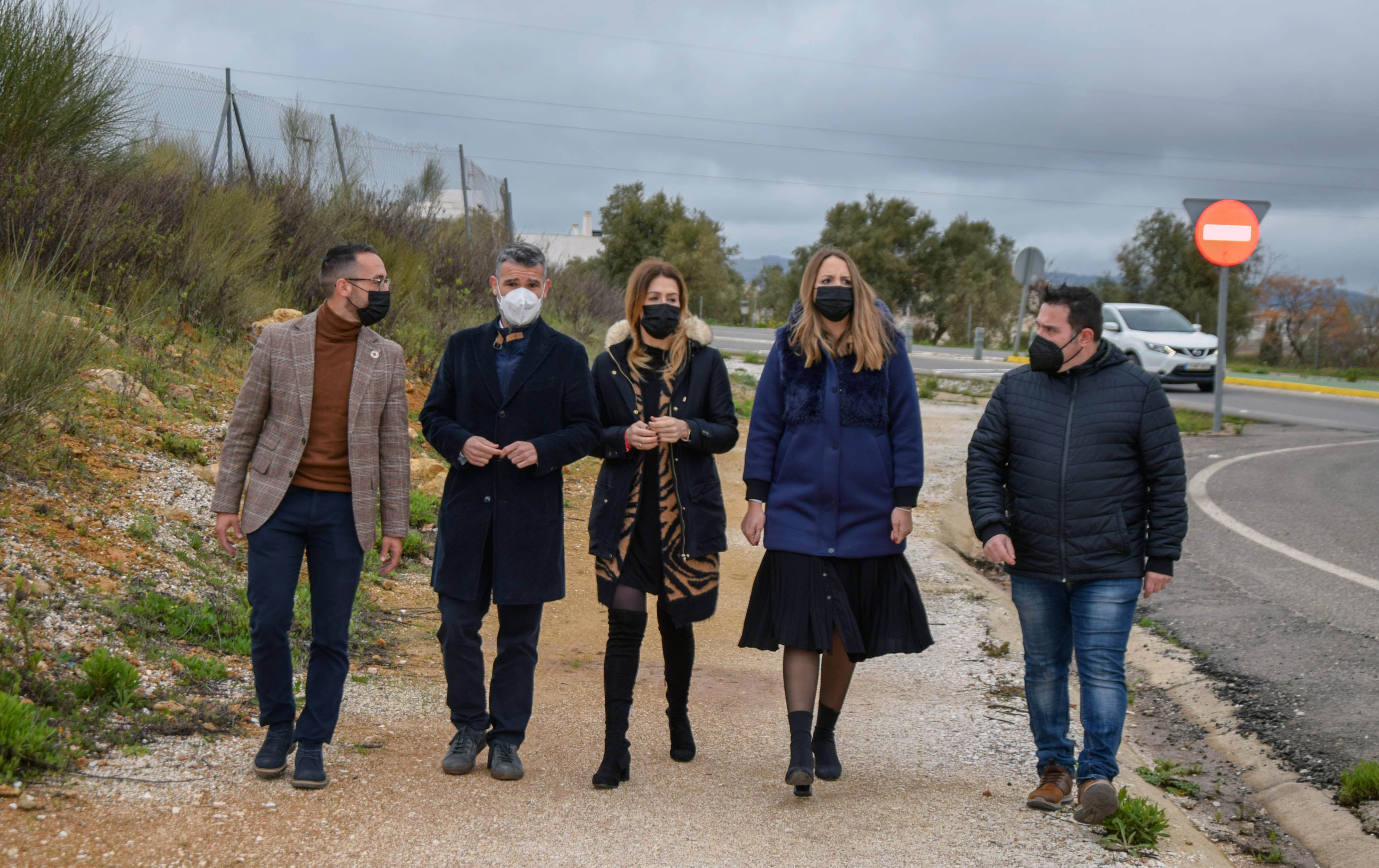 Componentes del PSOE rondeño de la ejecutiva provincial han visitado el entorno del centro sanitario