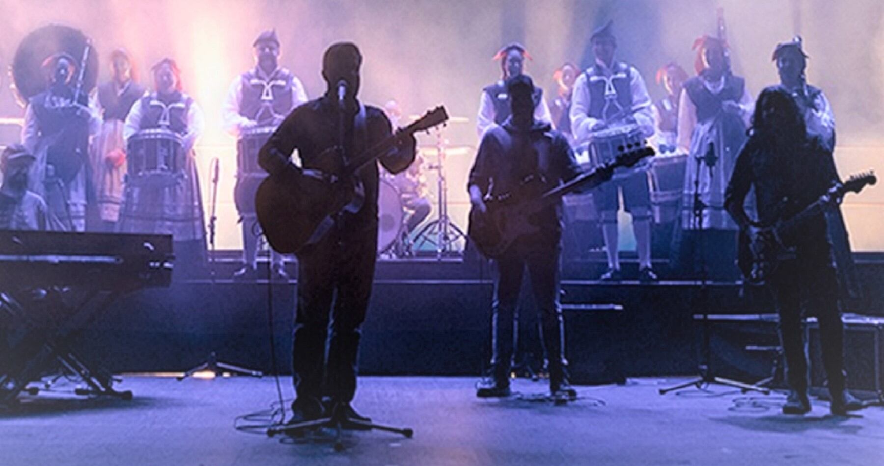 La banda de gaitas Camín del Fierro sobre el escenario