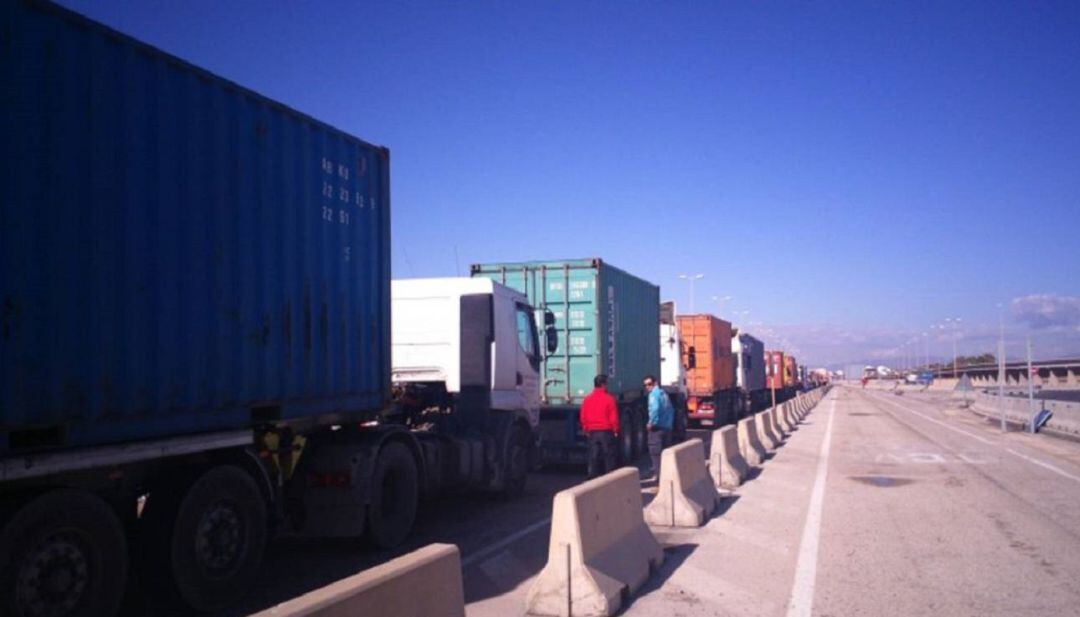 Transportistas en un acceso al Puerto de València, en una imagen de archivo