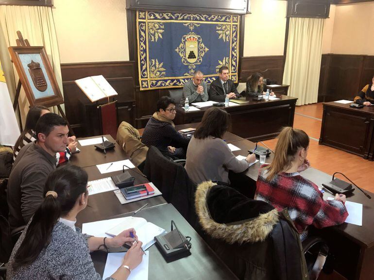 Imagen de la reunión celebrada  en el Ayuntamiento de Pedrera (Sevilla), donde representantes de medio centenar de asociaciones y entidades del pueblo han acordado crear un frente común para evitar nuevos brotes xenófobos en el pueblo