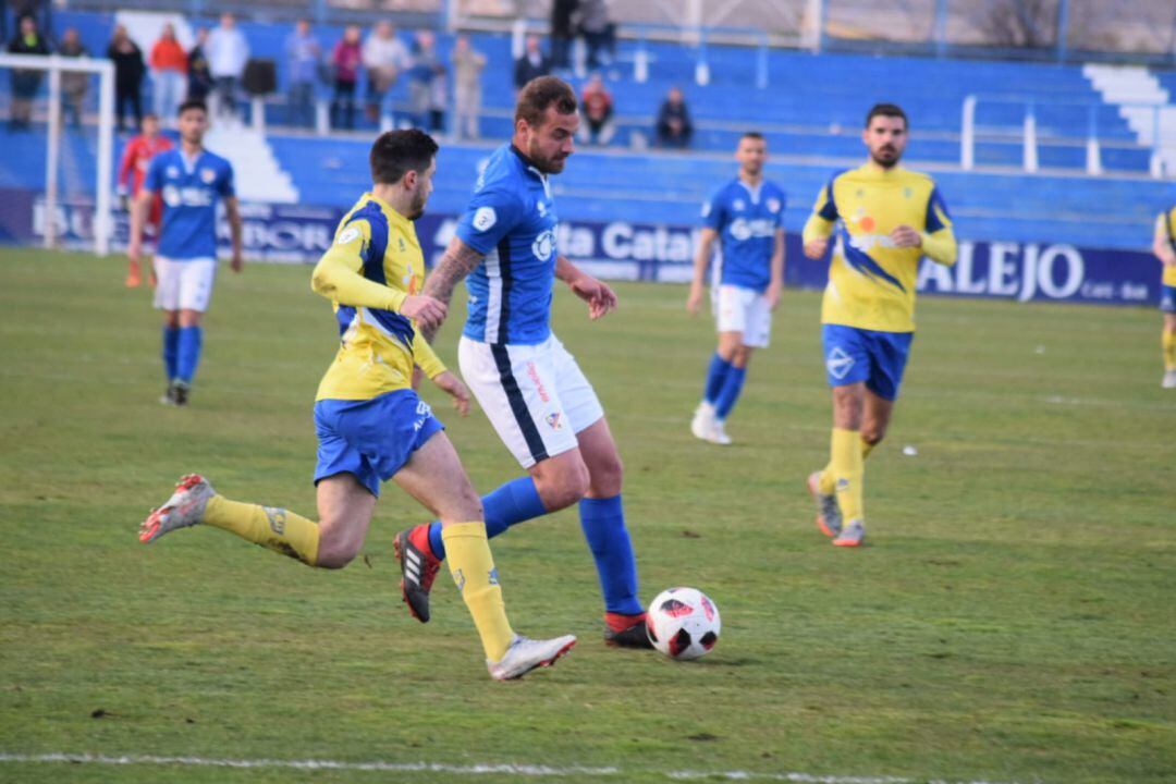 Alex Rubio, jugador azulillo, en un lance del partido frente al Huetor Tajar.