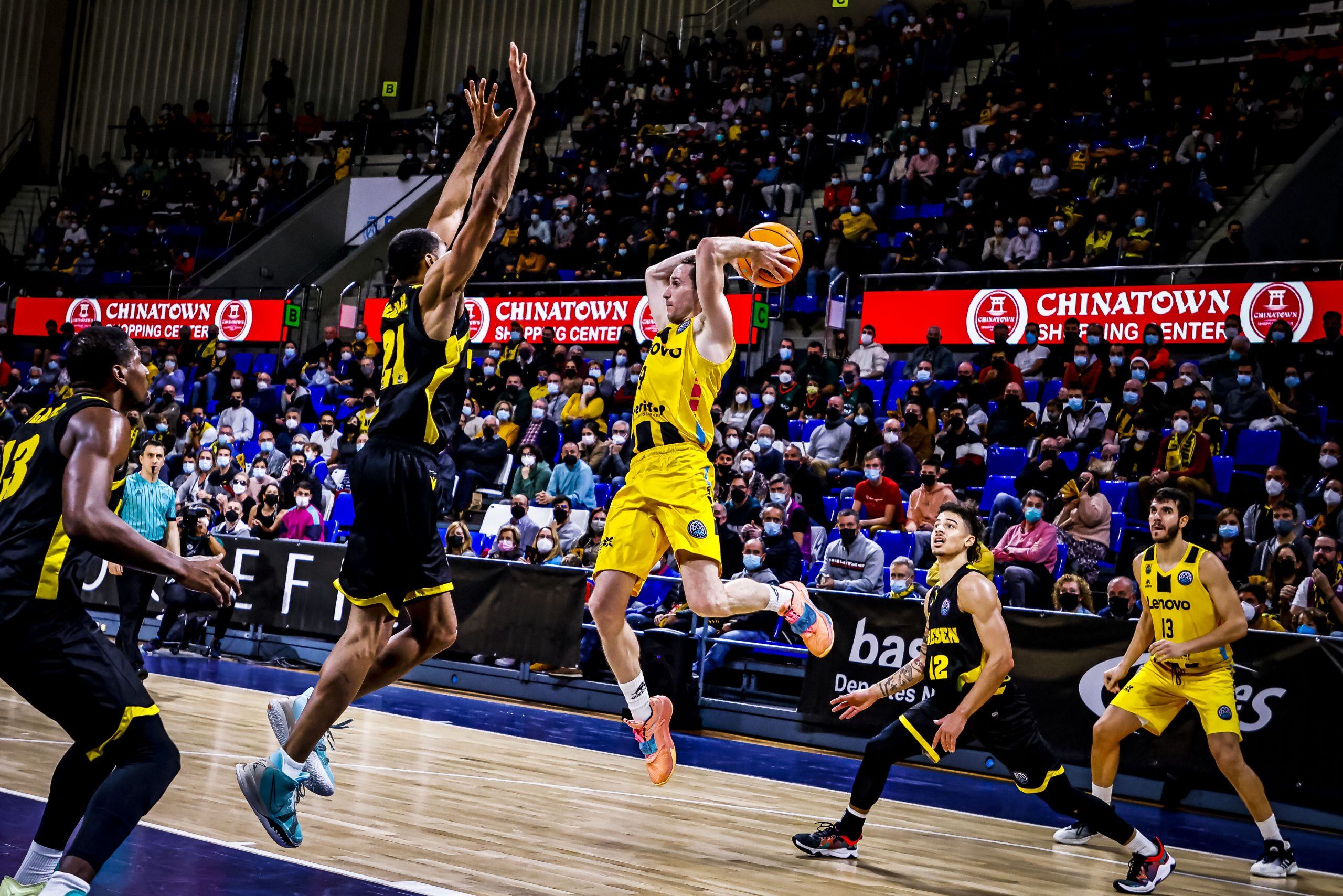 Marcelinho Huertas durante el partido ante el Riesen alemán el 8 de diciembre de 2021, última derrota en casa en la BCL.