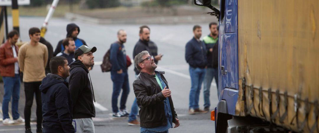 La plantilla de Alcoa bloquea la salida de camiones de la planta de A Coruña