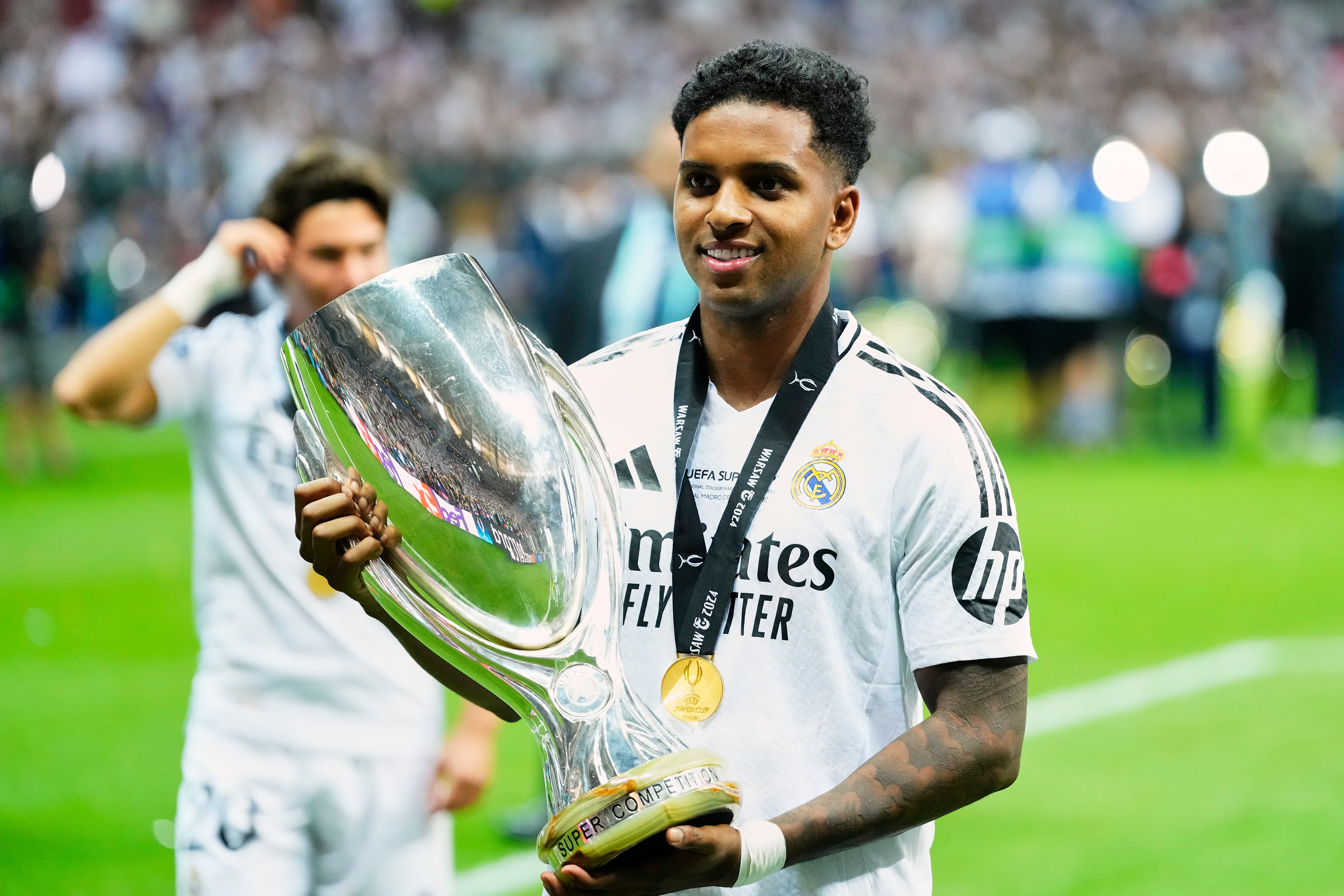 Rodrygo Goes posa con el título de la Supercopa de Europa conseguido por el Real Madrid tras derrotar a la Atalanta por 2-0