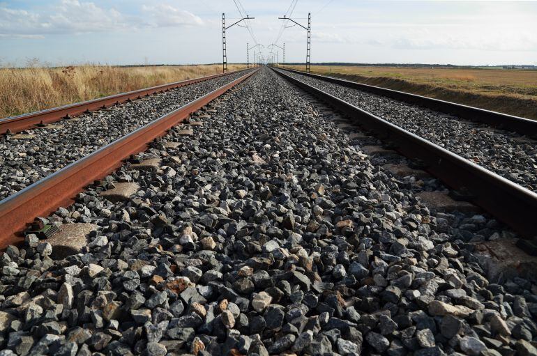 Tramo de ferrocarril a su paso por La Moraña