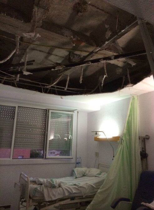 Imagen del desprendimiento del techo de una de las habitaciones del hospital de Puertollano