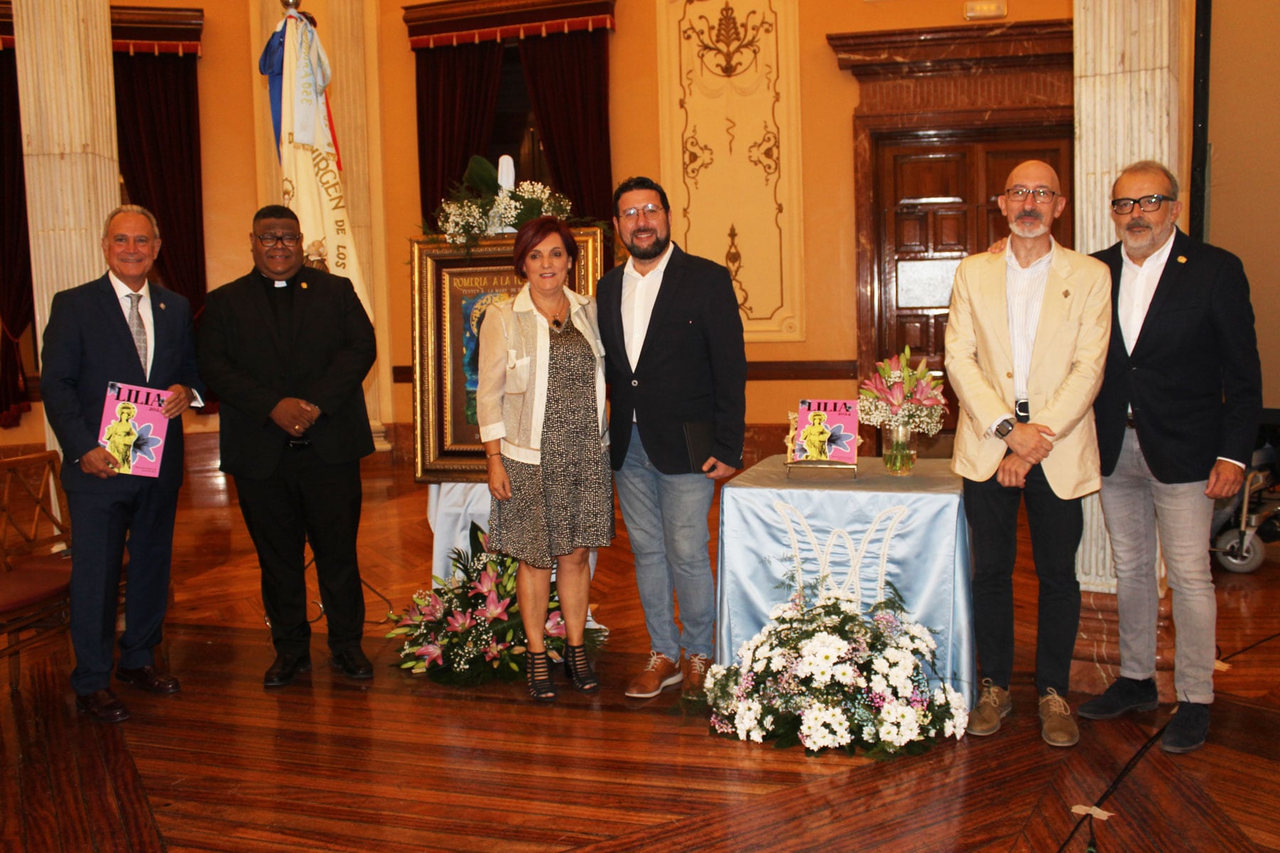 El presidente del Circulo, Indalecio Carbonell, el consiliario, Jesús Fuentes Popa, la presidenta de la Archicofradía, Reme Perelló, el vicealcalde, Àlex Cerradelo, el autor del cartel, Juan Pérez y el concejal de Fiestas, Jordi Martínez