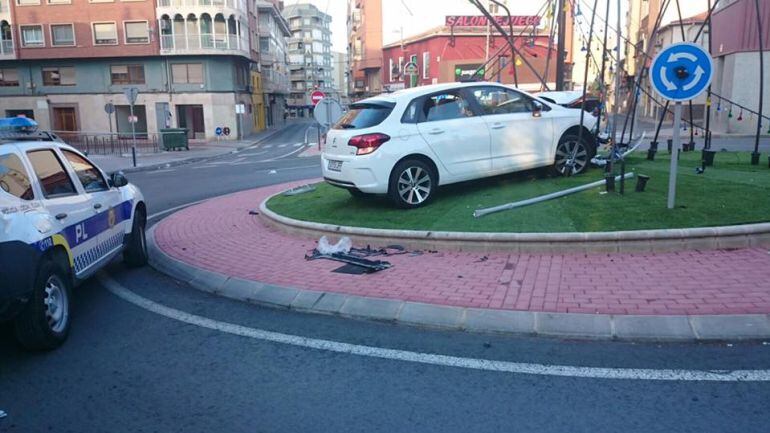Coche accidentado dentro de la rotonda de las Fallas de Elda 
