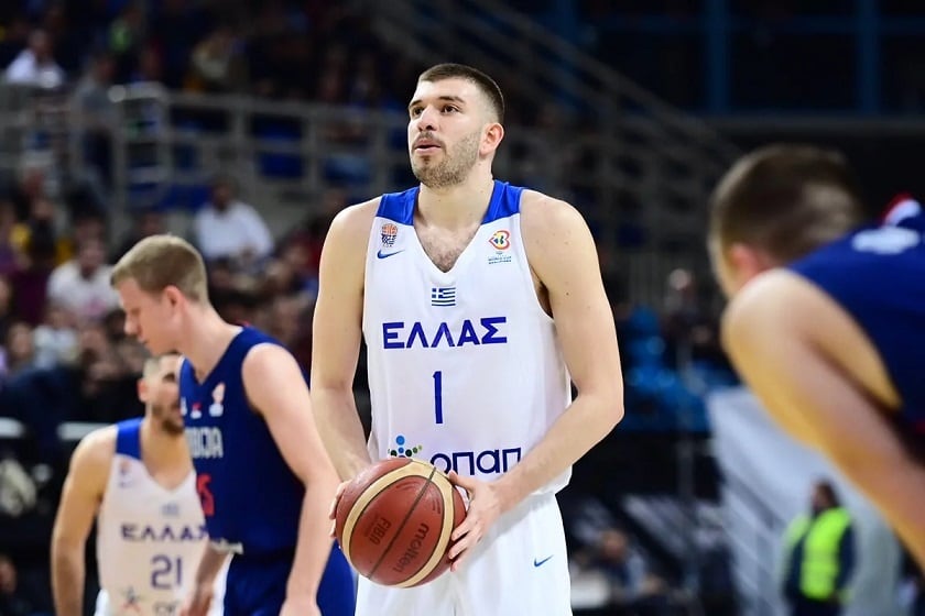 Nikos Rogkavopoulos  durante un partido con la selección de Grecia.