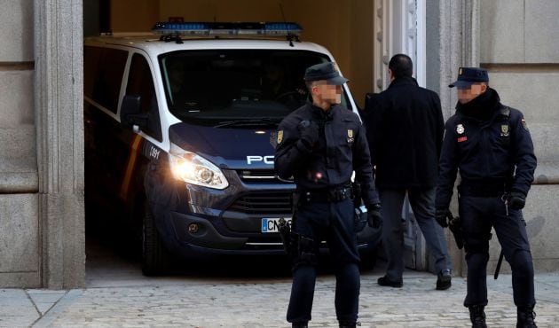 Un furgón policial entra marcha atrás en el Tribunal Supremo