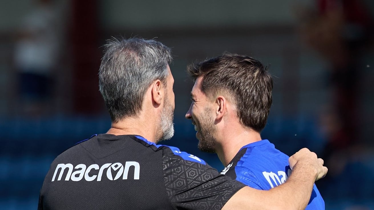 El capitán David García junto al nuevo entrenador de Osasuna Vicente Moreno