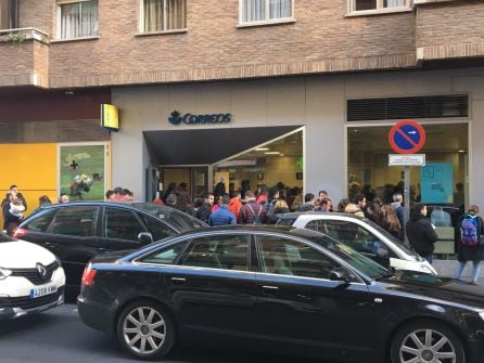 Largas colas en la suscursal 17 de Correos en Madrid en la calle Tomás Borrás para depositar el voto por correo