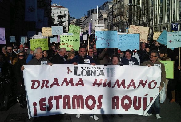 Vecinos de Lorca se manifiestan en Madrid con una pancarta con el lema &quot;¡Estamos aquí!&quot; dirigido a los políticos, a los que acusan de haberse olvidado de sus necesidades