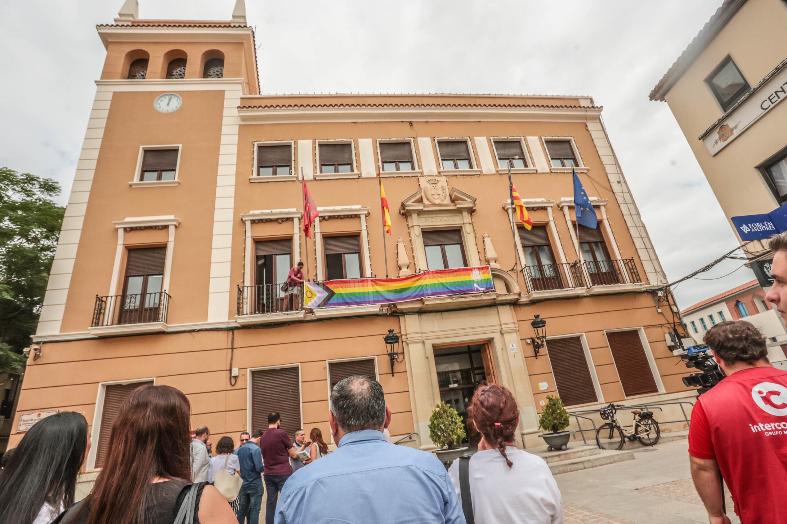 La bandera arcoíris ya ondea en la fachada del Ayuntamiento de Elda