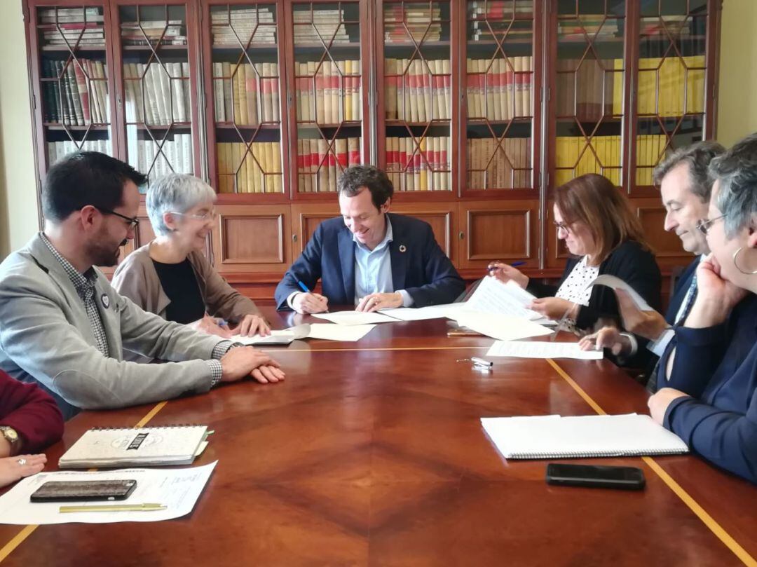 Moment de la signatura del protocol d'intencions