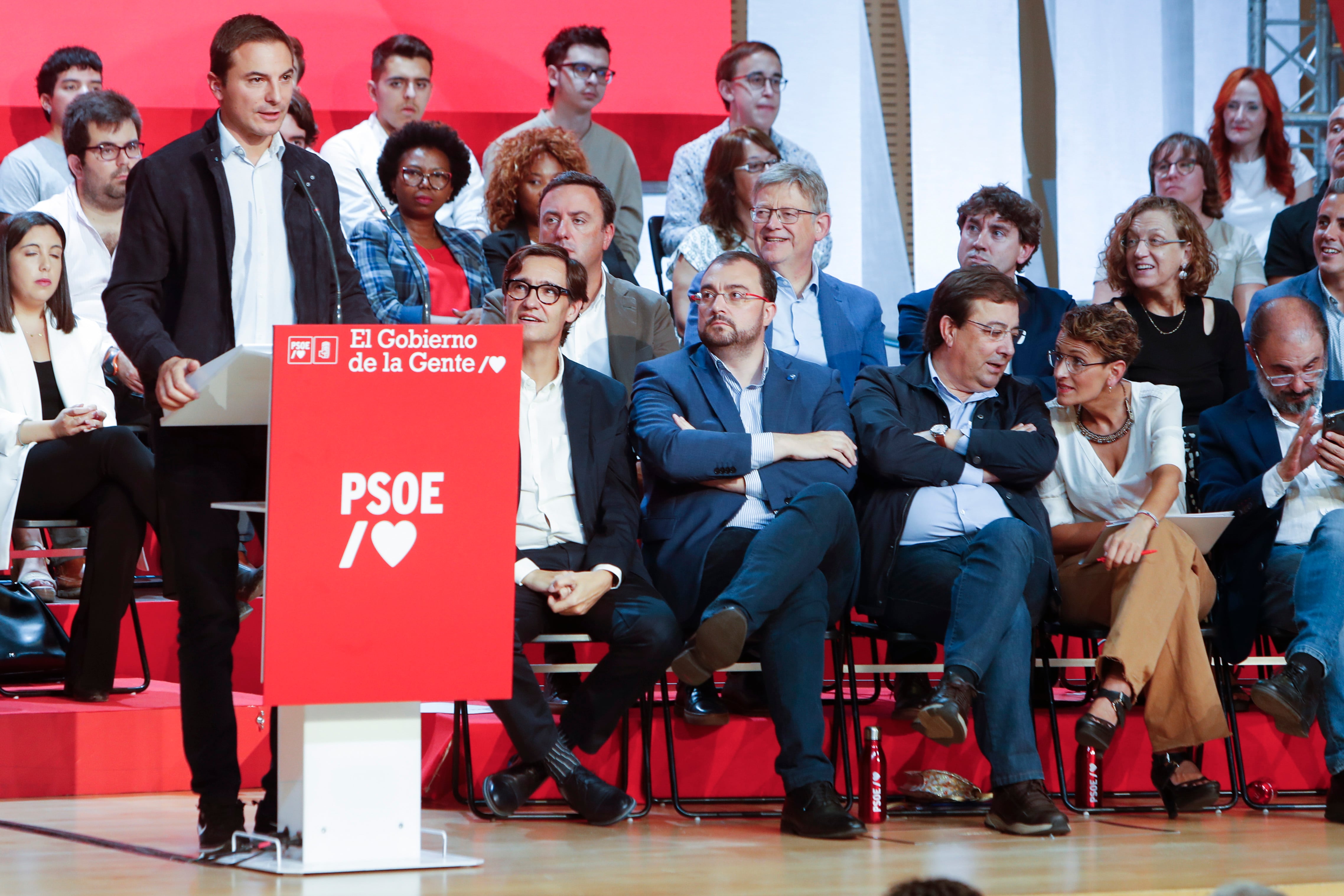 ZARAGOZA, 17/09/2022.- El portavoz del PSOE en la Asamblea de Madrid, Juan Lobato (i), da un discurso durante la reunión del Consejo Político Federal del PSOE, este sábado, en Zaragoza. EFE/ Javier Belver
