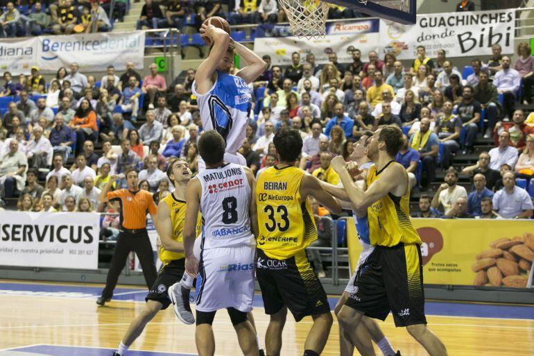 El Obradoiro compitió hasta el final en Tenerife pese a lo que indica el marcador final